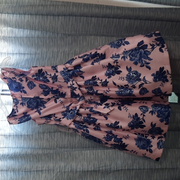 Little girl dress new with tags - Picture 2 of 4